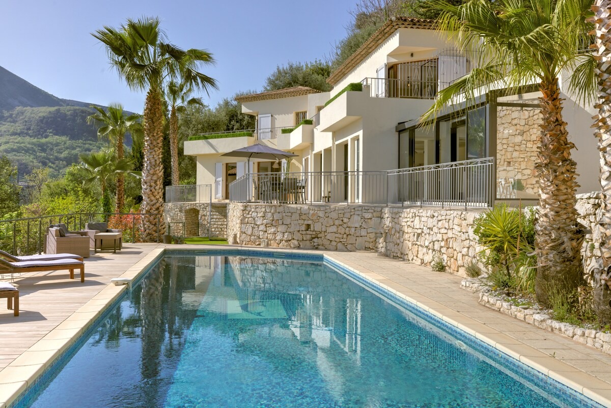 Villa de luxe avec piscine sur la Côte d'Azur gérée par Hostezia